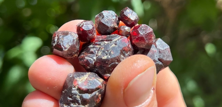 piemontite schist