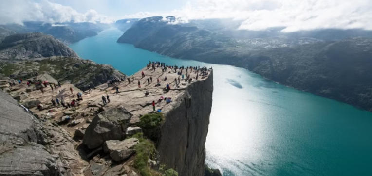 The Geography of Norwegian Coastal Towns