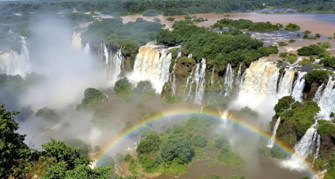 Iguazu Falls border geography between Brazil and Argentina